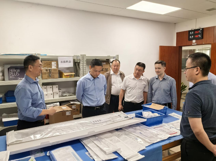 省药品监管局邱楠副局长率队到省医械所调研指导工作